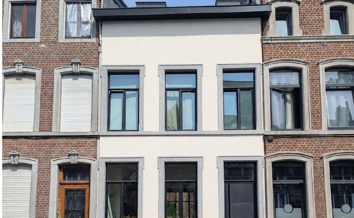 Maison mitoyenne isolée par l'extérieur avec enduit clair entre deux façades en briques — visualisation indicative du projet de l'exemple